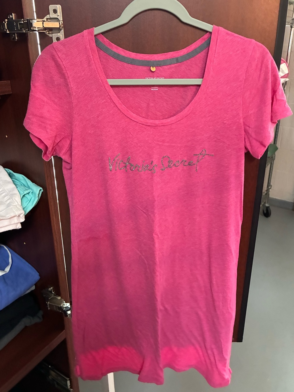 Victoria's Secret Women's Pink Scoop Neck Logo Tee Shirt Gown Size Medium